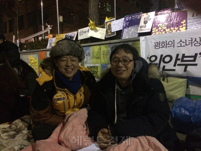김영호 예비후보(왼쪽)가 일반인 지지자와 함께 소녀상 옆에서 노숙하기 위해 자리를 잡았다