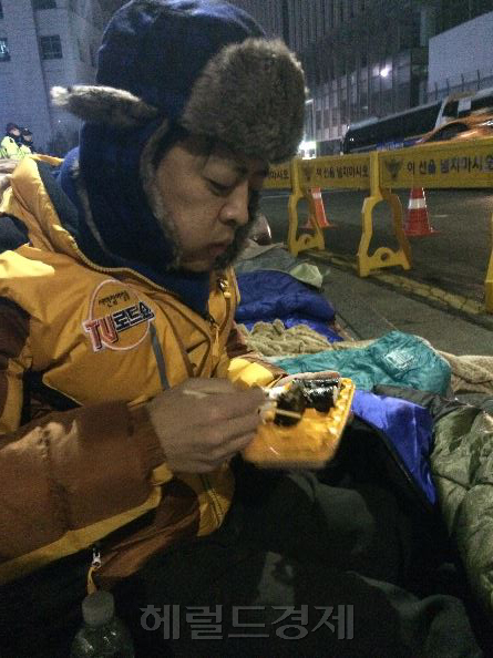 추운 날씨를 견디기 위해 야식으로 김밥을 먹고 있는 김영호 예비후보
