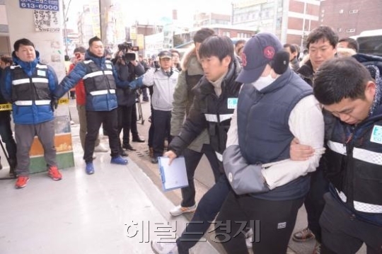 21일 아들을 폭행해 사망케 하고 시신을 훼손한 아버지 최모(34)씨가 현장검증을 하기 위해 범행장소인 부천의 한 빌라에 들어서고 있다. 정희조 기자/checho@heraldcorp.com