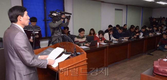 22일 이용희 부천원미경찰서 형사과장이 ‘부천 초등생 살해 및 사체 훼손사건’ 수사 결과를 브리핑하고 있다. 정희조 기자/checho@heraldcorp.com