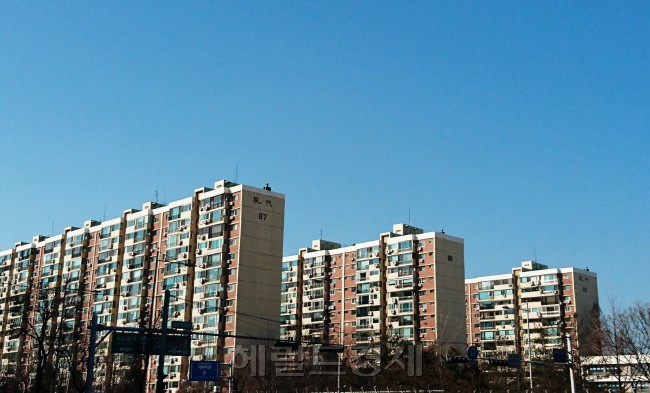 부동산 시장에 대출심사 강화, 금리인상 등 악재 우려가 퍼지면서 구매심리가 꽁꽁 얼었다. 하지만 올해 강남 재건축 이주 등 실수요자들의 이동이 예고된 만큼 속단은 금물이다. 사진은 압구정 구현대 전경. [사진=헤럴드경제DB]