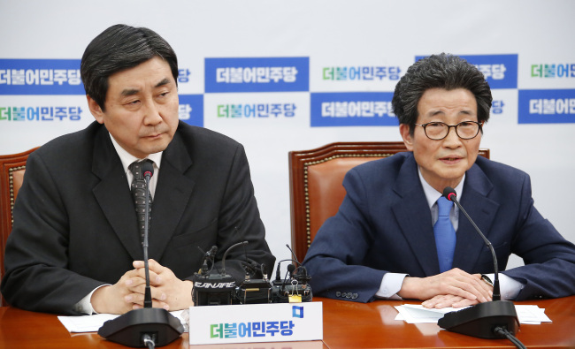 The Minjoo Party whip Rep. Lee jong-kul(left) and Rep. Rhee Mok-hee brief the press after meeting with the ruling Saenuri Party's leadership. Yonhap