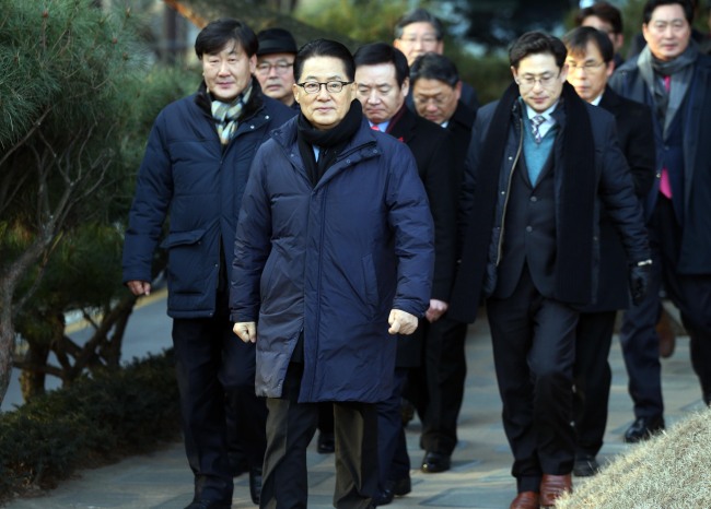 Rep. Park Jie-won(front) pays respect at the grave of former President Kim Dae-jung after his announcement to leave The Minjoo Party of Korea on Friday.　Yonhap