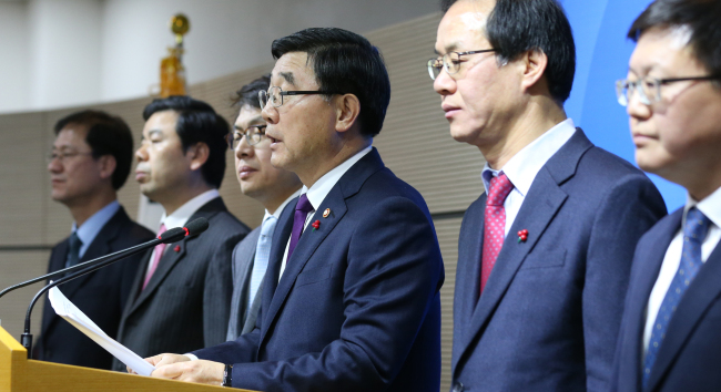Labor Minister Lee Ki-keon speaks at a press conference in Sejong City on Friday.  Yonhap