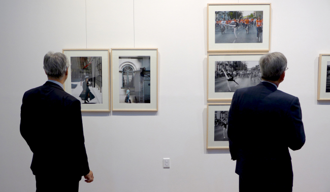 Visitors view photographs from the exhibition “A Tale of Two Cities: Budapest and Seoul” at the Korea Foundation Gallery in Seoul on Thursday.   Joel Lee/The Korea Herald