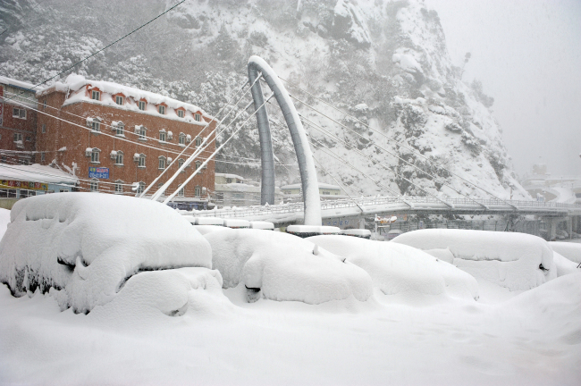 The eastern island of Uleungdo is covered with snow on Sunday. (Yonhap)