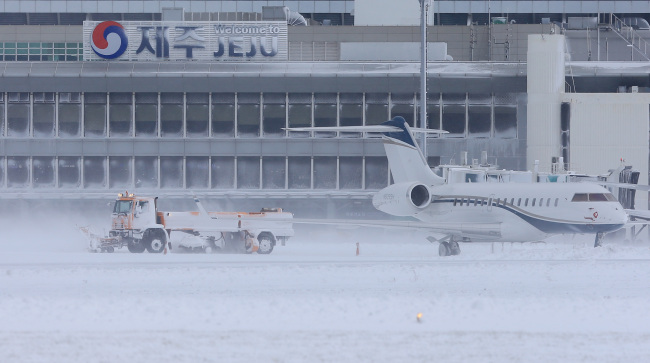 Flights are suspended at the Jeju International Airport on Sunday due to heavy snow. (Yonnap)