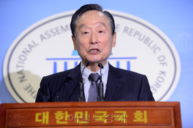 권노갑 더불어민주당 상임고문이 12일 오전 서울 여의도 국회 정론관에서 탈당 기자회견을 가지고 있다. 권 고문은 1963년 김대중 전 대통령의 비서로 정치에 입문해 55년간 몸담은 민주당을 떠났다. 박해묵 기자/mook@heraldcorp.com