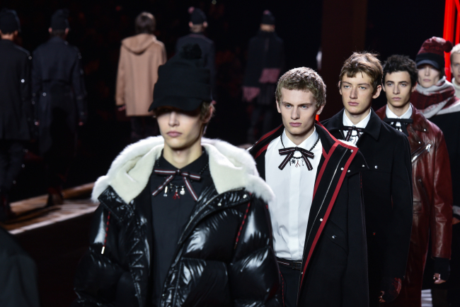 Models wear creations as part of Dior men‘s Fall-Winter 2016-2017 fashion collection, presented in Paris, Saturday. (AP-Yonhap)　