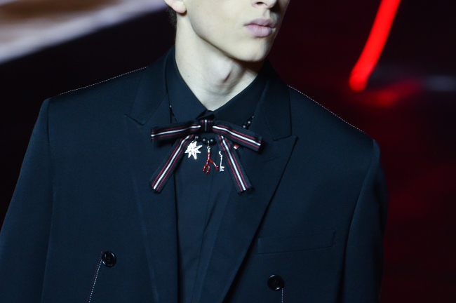 Models wear creations as part of Dior men‘s Fall-Winter 2016-2017 fashion collection, presented in Paris, Saturday. (AP-Yonhap)　