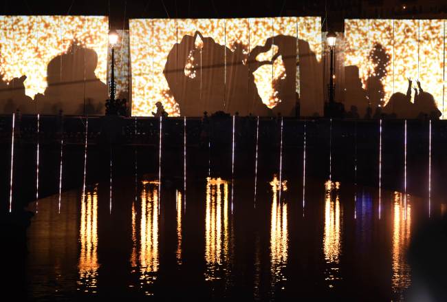 People watch a performance dubbed “Bridge of Cohabitation” created by the artist Hansel Cereza in the northern Spanish Basque city of San Sebastian on Saturday, marking the opening celebrations of San Sebastian as European capital of culture 2016, together with the Polish city of Warsaw. (AFP-Yonhap)