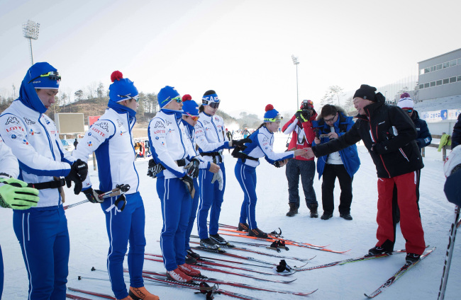 LOTTE SPONSORSHIP FOR WINTER OLYMPICS -- Lotte Group chairman Shin Dong-bin (right), who also leads the Korea Ski Association, talks with the South Korean Olympics alpine skiing team during the opening ceremony of the Jeongson Alpine Center in Gangwon Province on Saturday. Lotte plans to give 5 billion won ($4.17 million) in sponsorship to a set of test events scheduled to kick off at the center starting with the International Ski Federation’s Alpine World Ski Championships on Feb. 6. (Lotte Group)