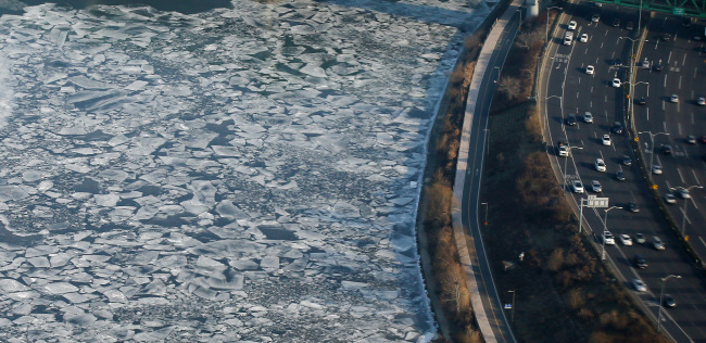 The frozen Han River in Seoul photographed on Sunday. Yonhap