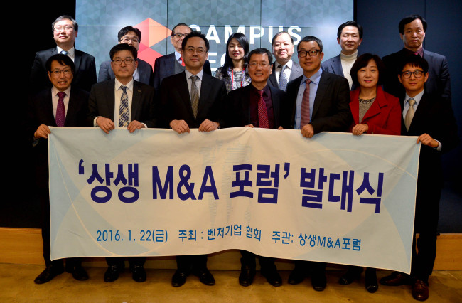 한국형 M&A 플랫폼 ‘상생M&A포럼’이 공식 발족됐다. 쏟아져 나오는 신기술·신서비스 관련 창업초기 기업(스타트업)의 출구전략과 중견·대기업의 혁신전략을 연결시킨다는 게 출범 취지다. 이를 위해 정형화된 형태의 중개시장 즉, ‘M&A플랫폼’을 구축해 매수자와 매도자간 상호 탐색비용과 시간을 줄여주자는 것이다.
지난 22일 서울 대치동 구글캠퍼스에서 열린 포럼 발족식과 ‘2016년 제1회 상장사-스타트업 상생 매칭 컨퍼런스’에는 중견, 대기업 실수요자와 회계법인, 증권사, 창투사 등 200여명 참가해 성황을 이뤘다.
검찰 측도 포럼 출범에 큰 관심을 나타낸 것으로 전해졌다. 투명한 M&A플랫폼이 만들어지면 재범률이 높은 ‘M&A사기’가 획기적으로 줄어들 것이란 판단이다. 현재 이뤄지는 ‘무자본 M&A’는 사기로 연결될 가능성이 높은 것으로 알려졌다.
헤럴드경제가 주최하고 상생M&A포럼이 주관한 이날 첫 회 컨퍼런스에는 유망 스타트업 20여곳이 매물 또는 투자유치 대상으로 나왔다.
특히, 참가업체 중 지엔티파마(대표 곽병주)는 치매치료제와 뇌졸중 치료제 등 뇌질환 전문 치료후보물질을 개발해 임상단계에 진입해 눈길을 끌었다. 이밖에 자동차수리비 비교견적을 내주는 O2O 서비스업체 카수리(대표 이대형), 횡단보도 사고를 방지하는 LED블록업체 에쓰지엔테크(대표 윤외련) 등도 참가자들의 관심을 받았다.
스타트업 매물 소싱채널은 벤처협회, 여성벤처협회, 벤처캐피탈협회, 기술보증기금, 한국전자통신연구원(ETRI), 코스닥협회 등이다. 평가와 검증은 기보와 삼일회계법인이 맡았다.
정준 상생M&A포럼 회장은 “벤처생태계에서 남은 과제는 M&A와 글로벌화인데, 포럼 출범으로 M&A활성화를 앞당기고 벤처기업 성장을 견인할 것으로 기대한다”고 밝혔다.
기보 박희표 이사는 “당사 거래 5만여 중소기업들이 원하는 매각, 기술이전 등을 적극 돕겠다. 공정한 역할로 M&A플랫폼 형성을 지원하겠다”고 말했다.
미국과 중국 등에서는 전도 유망한 스타트업이 M&A를 통해 대기업의 새로운 성장동력이 되는 사례가 빈번하다. 반면, 한국은 M&A시장이 활성화돼 있지 않고, M&A에 대한 부정적인 인식이 팽배해 M&A는 알음알음으로 이뤄져 신뢰성과 투명성이 낮다는 지적이다.
포럼 출범과 정기 컨퍼런스는 이런 한계를 극복하고 ‘M&A제품’을 양산하는 계기가 될 것으로 평가받고 있다. 유망 매물 추천-사업성 및 재무상태 평가-중개장터로 이어지는 플랫폼이 구축되기 때문이다.
포럼의 유석호 사무총장(페녹스코리아 대표)는 “스타트업 M&A시장은 세계적으로 40조원에 이른다. 국내에서도 이런 생태계 조성과 글로벌화를 적극 추진하겠다”고 밝혔다.
포럼 측은 올해 사업으로 ▷톱멘토스-대기업 임원 출신 인력풀의 M&A멘토 활용 ▷영&리스타트-실패한 스타트업의 구제와 재도전체계 마련 ▷실질적 투자자인 슈퍼엔젤그룹 모집 ▷코리아 M&A-유망 스타트업의 글로벌 M&A 등에 나설 방침이다.
또 구글, 알리바바, 텐센트 등과 직접 연결되는 글로벌 M&A도 추진하기로 했다.
개선해야 할 점도 현장에서 지적됐다. 특히, 포럼 참여기관 중 특정 기관 주도행태에 대해서는 따끔한 충고도 나왔다.
상생M&A포럼 출범을 주도한 이민화 창조경제연구회 이사장은 “포럼은 우선 정체성이 분명해야 한다. M&A활성화는 시대적 소명으로, 명분이 확실해야 정부도 지원할 근거가 생긴다”면서 “(일부 기관의 주도를 배제하고) 모두가 참여할 수 있도록 출범방향부터 바로 세워야 할 것”이라고 지적했다.
또 “플랫폼은 개방성과 공정성이 그 생명인데, 현재와 같은 방식의 운영은 반드시 고쳐나가야 한다”고도 했다.
조문술 기자/freiheit@heraldcorp.com