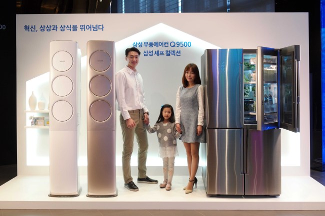 삼성전자가 25일 서울 서초동 ‘삼성 딜라이트’에서 ‘2016년형 에어컨ㆍ냉장고 미디어데이’를 열고 신제품을 공개했다. 삼성전자 모델들이 바람 없이도 시원한 냉기를 제공하는 ‘무풍에어컨 Q9500’과 ‘정온냉동’으로 신선한 식재료를 선사하는 2016년형 ‘셰프컬렉션’ 냉장고를 소개하고 있다.
[사진제공=삼성전자]