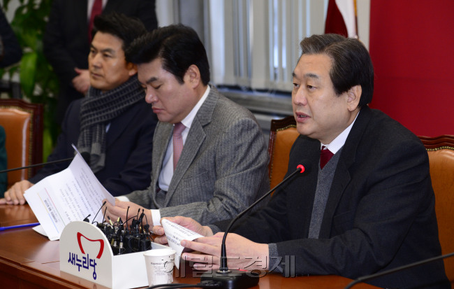 원유철 새누리당 원내대표가 25일 국회에서 열린 최고위원회의에서 김무성 새누리당 대표의 모두발언을 듣고 있다. 박해묵 기자/mook@heraldcorp.com