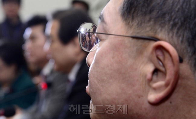 안대희 최고위원이 25일 국회에서 열린 새누리당 최고위원회에 참석해 발언을 경청하고 있다. 박해묵 기자/mook@heraldcorp.com [사진=헤럴드경제DB]