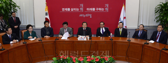 김정훈 새누리당 정책위의장은 25일 국회에서 열린 최고위원회의에서 누리과정 예산과 관련 지방교육재정교부금법 개정안을 발의하겠다고 밝혔다. 박해묵 기자 mook@heraldcorp.com