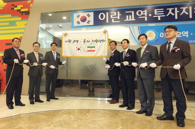 25일 서울 소공로 소재 우리은행 본점에서 이광구 우리은행장(사진 왼쪽에서 3번째)이 최상목 기획재정부 제1차관(사진 왼쪽에서 4번째) 및 관계기관 임직원과 함께 ‘이란 교역?투자지원센터’ 현판식을 하고 있다. (사진 왼쪽부터) 유제남 한국무역보험공사 글로벌영업본부장, 신덕용 수출입은행 경영기획본부장, 이광구 우리은행장, 최상목 기획재정부 제1차관, 윤준구 기업은행 글로벌자금시장본부장, 송인찬 기획재정부 국제금융정책국장, 박종배 산업통상자원부 과장.
[사진=우리은행 제공]