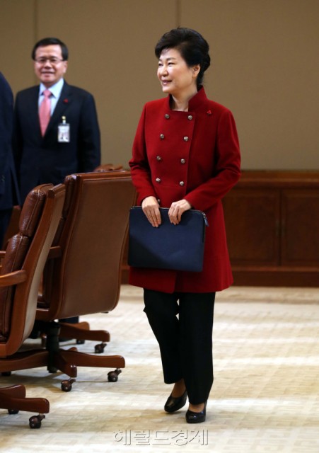 [헤럴드포토] 표정은 웃고 있지만, 발언은 단호했던 박 대통령