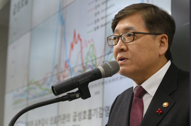 Health and Welfare Minister Chung Chin-youb (Yonhap)