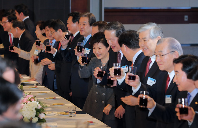President Park Geun-hye cheers with participants at a meeting with business representatives to mark the New Year at Coex in southern Seoul on Jan. 6.  Yonhap