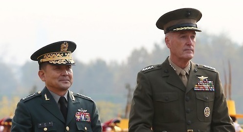 South Korean chairman of the Joint Chiefs of Staff Lee Sun-jin and U.S. JCS chairman Joseph F. Dunford inspect an honor guard at the Defense Ministry ahead of the Security Consultative Meeting in Seoul last November.  Yonhap