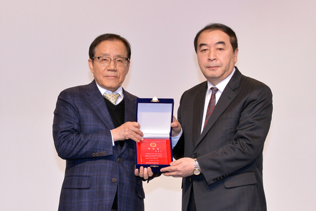 한국과학학술지편집인협의회 학술상을 수상한 배종우 교수(사진 오른쪽).[사진제공=강동경희대학교병원]
한국과학학술지편집인협의회 학술상을 수상한 배종우 교수(사진 오른쪽).[사진제공=강동경희대학교병원]
