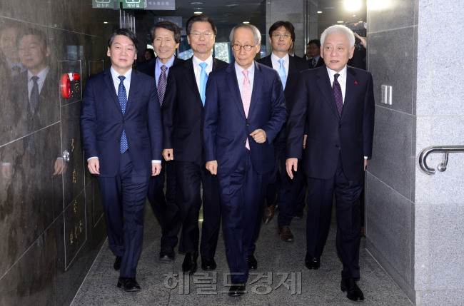 안철수 의원측의 국민의당은 25일 천정배 의원측의 국민회의와 전격 통합을 선언했다. 이날 통합 기자회견에서 향후 인재영입과 관련, 안 의원은 합리적 중도개혁 인사의 참여를 강조한 반면 천 의원은 개혁적 가치와 비전을 지닌 참신한 인사의 발굴을 강조해 미묘한 입장차를 보였다. 사진=박해묵 기자/mook@heraldcorp.com