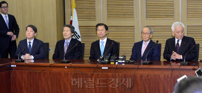 안철수 의원측의 국민의당은 25일 천정배 의원측의 국민회의와 전격 통합을 선언했다. 이날 통합 기자회견에서 향후 인재영입과 관련, 안 의원은 합리적 중도개혁 인사의 참여를 강조한 반면 천 의원은 개혁적 가치와 비전을 지닌 참신한 인사의 발굴을 강조해 미묘한 입장차를 보였다.사진=박해묵 기자/mook@heraldcorp.com