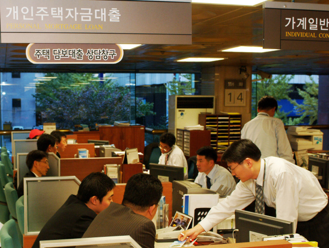 집단대출 규제가 강화되자 은행권에서 퇴짜를 맞은 집단대출 수요가 새마을금고, 신협 등 2금융권 문을 두들기고 있다.