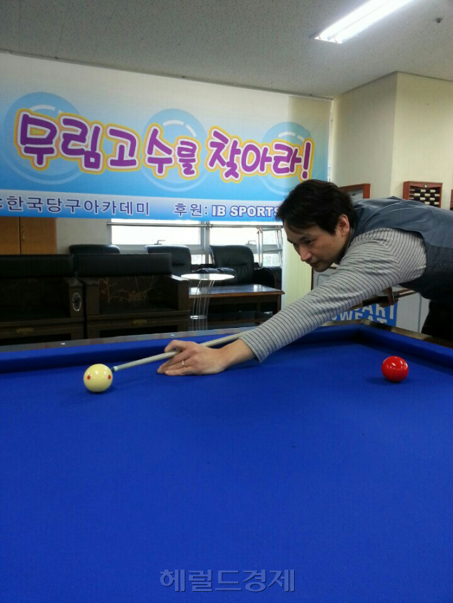 재야 3쿠션 당구고수를 찾는 당구 대회 ‘서바이벌 3쿠션 무림고수를 찾아라’ 1회 대회에서 우승한 강기홍(한국당구아카데미 3쿠션 강사)이 스트로크를 준비하고 있다
