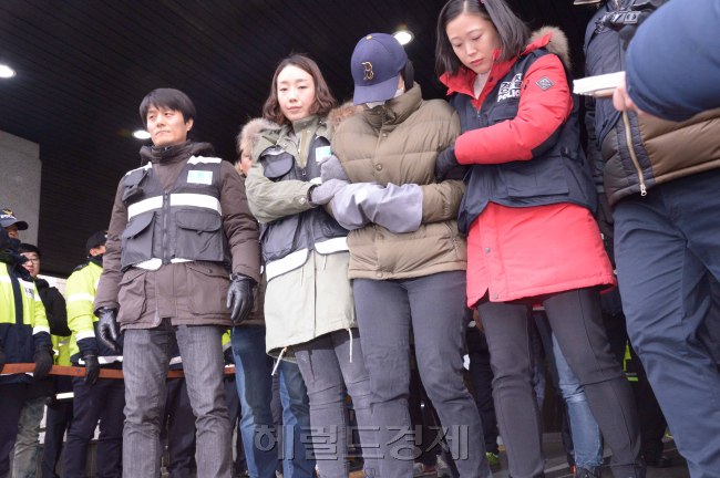 지난 21일 가혹행위로 아들을 숨지게 한 후 토막 낸 사체의 일부를 유기하는 과정에서 남편을 도운 모친 한모(34) 씨가 현장검증을 마치고 경기 부천 원미구의 한 빌라를 나서고 있다. 정희조 기자/checho@heraldcorp.com [사진=헤럴드경제DB]
