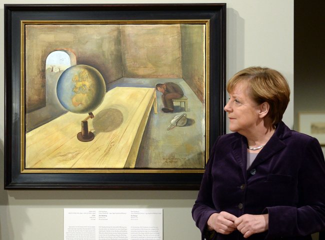 epa05125545 German Chancellor Angela Merkel stands next to the work 'Der Fluechtling' (The Refugee, 1939) by German artist Felix Nussbaum (1904-1944) as she visits the exhibition 'Art From the Holocaust - 100 Works from the Yad Vashem Collection' at the German Historical Museum in Berlin, Germany, 25 January 2016. The exhibit opens to the public from 26 January to 03 April. EPA/BRITTA PEDERSEN / POOL