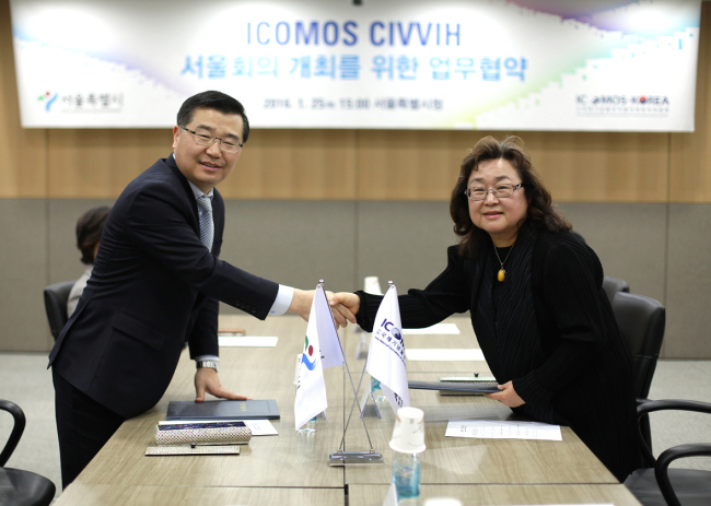 <YONHAP PHOTO-2832> CIVVIH 서울회의 성공 개최를 위한 업무협약 체결식 (서울=연합뉴스) 25일 서울시청에서 류경기 서울특별시청 행정1부시장(왼쪽)과 유네스코 공식 자문기구 이코모스(ICOMOS)의 이혜은 자문위원회 대표위원이 이코모스 역사도시·마을 분과위원회(CIVVIH)서 울회의의 성공적 개최를 위한 업무협약을 체결하고 있다. 유네스코 공식 자문기구 이코모스(ICOMOS)의 역사도시·마을 분과위원회(CIVVIH)가 11월 14일부터 17일까지 아시아 최초로 서울에서 연례회의를 연다. 2016.1.25 << 서울시 제공 >> photo@yna.co.kr/2016-01-25 17:06:38/ <저작권자 ⓒ 1980-2016 ㈜연합뉴스. 무단 전재 재배포 금지.>
<YONHAP PHOTO-2832> CIVVIH 서울회의 성공 개최를 위한 업무협약 체결식 (서울=연합뉴스) 25일 서울시청에서 류경기 서울특별시청 행정1부시장(왼쪽)과 유네스코 공식 자문기구 이코모스(ICOMOS)의 이혜은 자문위원회 대표위원이 이코모스 역사도시·마을 분과위원회(CIVVIH)서 울회의의 성공적 개최를 위한 업무협약을 체결하고 있다. 유네스코 공식 자문기구 이코모스(ICOMOS)의 역사도시·마을 분과위원회(CIVVIH)가 11월 14일부터 17일까지 아시아 최초로 서울에서 연례회의를 연다. 2016.1.25 << 서울시 제공 >> photo@yna.co.kr/2016-01-25 17:06:38/ <저작권자 ⓒ 1980-2016 ㈜연합뉴스. 무단 전재 재배포 금지.>