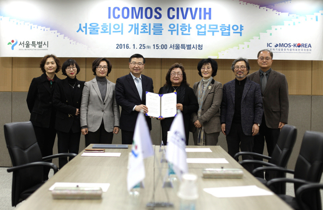 <YONHAP PHOTO-2833> CIVVIH 서울회의 성공 개최를 위한 업무협약 체결식 (서울=연합뉴스) 25일 서울시청에서 류경기 서울특별시청 행정1부시장(왼쪽)과 유네스코 공식 자문기구 이코모스(ICOMOS)의 이혜은 자문위원회 대표위원이 이코모스 역사도시·마을 분과위원회(CIVVIH)서 울회의의 성공적 개최를 위한 업무협약을 체결하고 있다. 유네스코 공식 자문기구 이코모스(ICOMOS)의 역사도시·마을 분과위원회(CIVVIH)가 11월 14일부터 17일까지 아시아 최초로 서울에서 연례회의를 연다. 2016.1.25 << 서울시 제공 >> photo@yna.co.kr/2016-01-25 17:06:42/ <저작권자 ⓒ 1980-2016 ㈜연합뉴스. 무단 전재 재배포 금지.>
<YONHAP PHOTO-2833> CIVVIH 서울회의 성공 개최를 위한 업무협약 체결식 (서울=연합뉴스) 25일 서울시청에서 류경기 서울특별시청 행정1부시장(왼쪽)과 유네스코 공식 자문기구 이코모스(ICOMOS)의 이혜은 자문위원회 대표위원이 이코모스 역사도시·마을 분과위원회(CIVVIH)서 울회의의 성공적 개최를 위한 업무협약을 체결하고 있다. 유네스코 공식 자문기구 이코모스(ICOMOS)의 역사도시·마을 분과위원회(CIVVIH)가 11월 14일부터 17일까지 아시아 최초로 서울에서 연례회의를 연다. 2016.1.25 << 서울시 제공 >> photo@yna.co.kr/2016-01-25 17:06:42/ <저작권자 ⓒ 1980-2016 ㈜연합뉴스. 무단 전재 재배포 금지.>