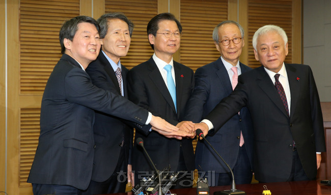 무소속 안철수 의원이 주도하는 국민의당(가칭)과 천정배 의원의 국민회의가 25일 국회에서 통합을 선언했다. 박해묵 기자 mook@heraldcorp.com