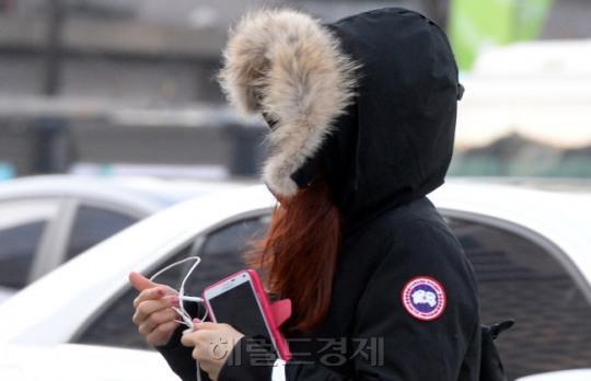 혹한 속에 시민들이 중무장을 한 채 발걸음을 재촉하고 있다. 박현구 기자/phko@heraldcorp.com [사진=헤럴드경제DB]