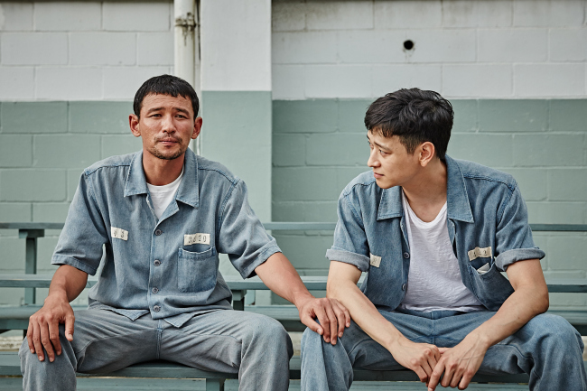 A scene from “A Violent Prosecutor,” starring Hwang Jung-min (left) and Gang Dong-won.   Showbox