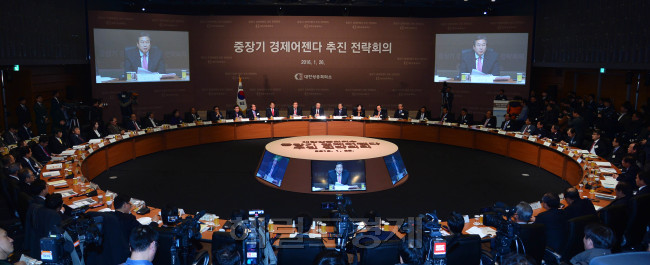 대한상공회의소가 26일 상의회관에서 개최한 ‘중장기 경제어젠다 추진 전략회의’에서 여야와 정부, 산학연 대표 70여명이 모여 경제살리기 중장기 과제를 논의하고 있다. 김무성 새누리당 대표가 인사말을 하고 있다.  		 윤병찬 기자/yoon4698@heraldcorp.com