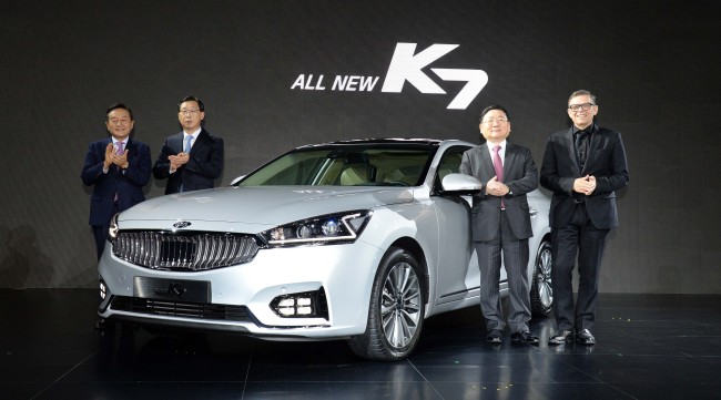 From left: Kia Motors’ executive vice president Kim Chang-sik, president Park Han-woo, vice chairman Lee Hyoung-keun and Hyundai Motor Group design chief Peter Schreyer pose with the all-new K7 at a Seoul hotel on Tuesday.   Hyundai Motor Group