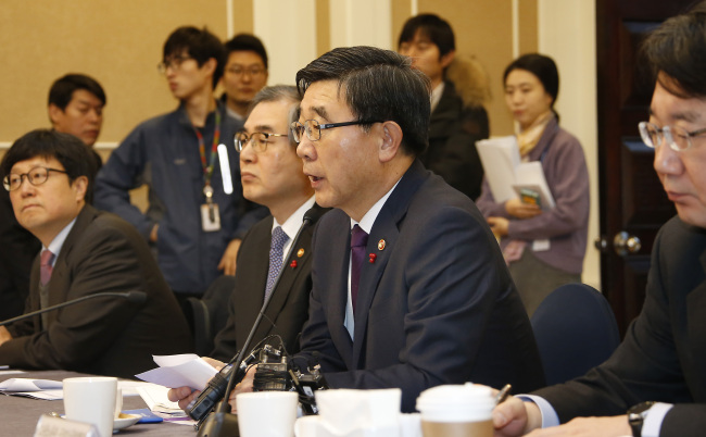 Employment and Labor Minister Lee Ki-kown delivers an opening speech at a meeting held with the ruling Saenuri Party at the National Assembly on Tuesday. Yonhap