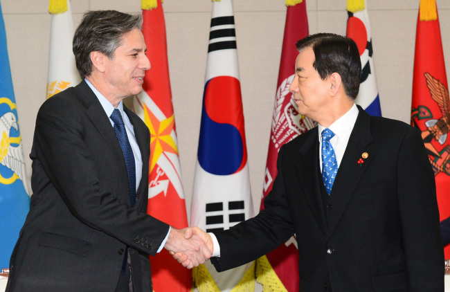 Defense Minister Han Min-koo (right) shakes hands with U.S. Deputy Secretary of State Tony Blinken during their meeting in Seoul on Jan. 20. Yonhap