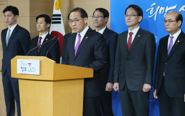 Interior Minister Hong Yun-sik speaks during a briefing on the government‘s New  Year policy plans ahead of the presidential meeting in Seoul on Tuesday. Also in attendance were representatives of the ministries of justice, environment, public safety, government legislation and food and drug safety. Yonhap