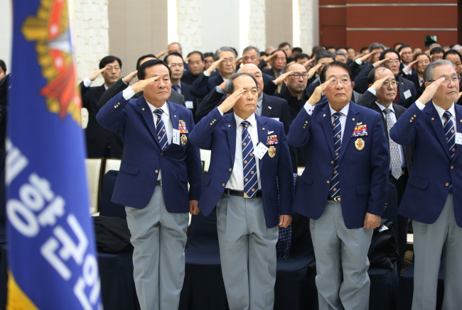 Members of the Korean Veterans Association attend a general assembly on Jan. 13 during which they voted in favor of ousting corruption-ridden chairman Cho Nam-poong, the first such case in the organization's history.    Yonhap