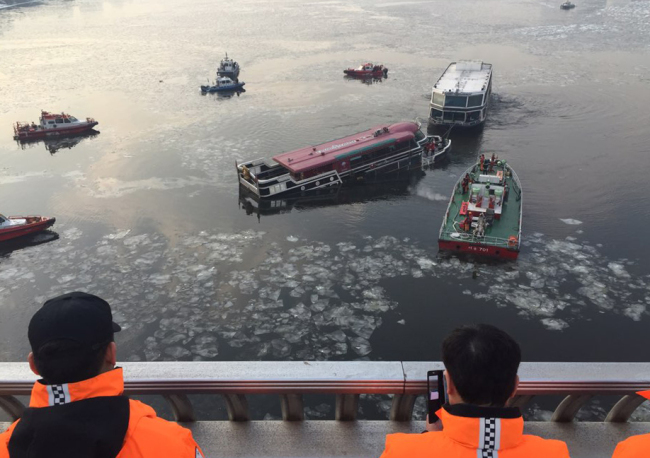 A cruise ship is being hauled after being stranded in the Hangang River on Tuesday. Yonhap