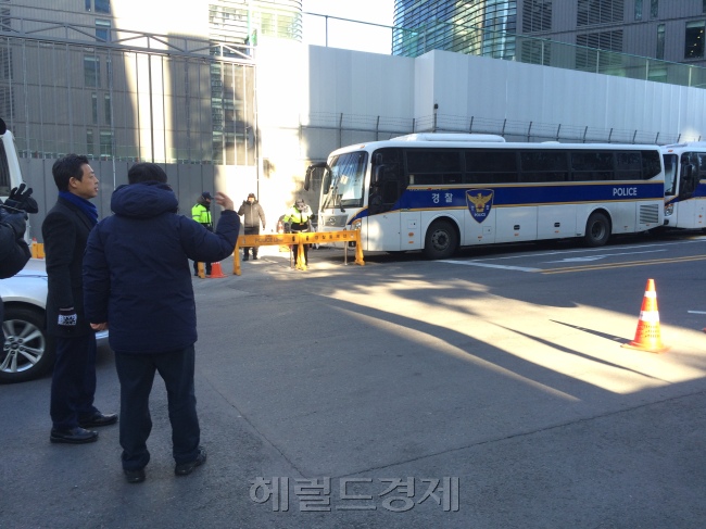 공회전하는 버스를 보면서 종로경찰서 정보과장과 이야기를 나누고 있는 더불어민주당 서대문을 예비후보 김영호