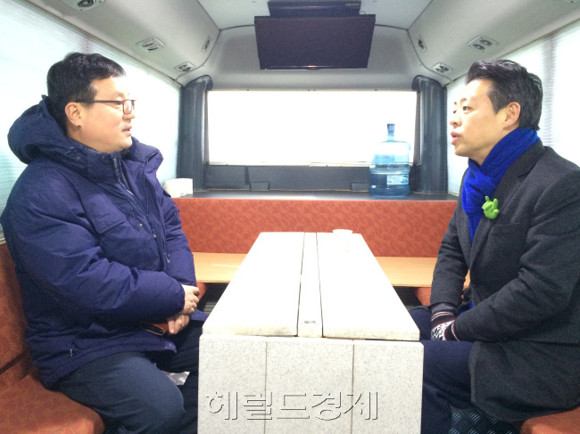 경찰버스 공회전에 대해서 종로경찰서 정보과장과 이야기를 나구고 있는 더불어민주당 서대문을 예비후보 김영호