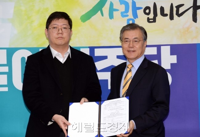 문재인 더불어민주당 대표는 26일 고(故) 김대중(DJ) 전 대통령의 3남 김홍걸씨가 오는 4ㆍ13총선에 출마하지 않을 것이라고 밝혔다. 사진은 지난 24일 입당식에 나란히 한 문 대표(오른쪽)와 김홍걸씨. [사진=헤럴드경제DB]