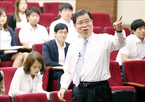 LG Chem CEO Park Jin-soo gives a lecture to the new employees of the firm. (Yonhap)